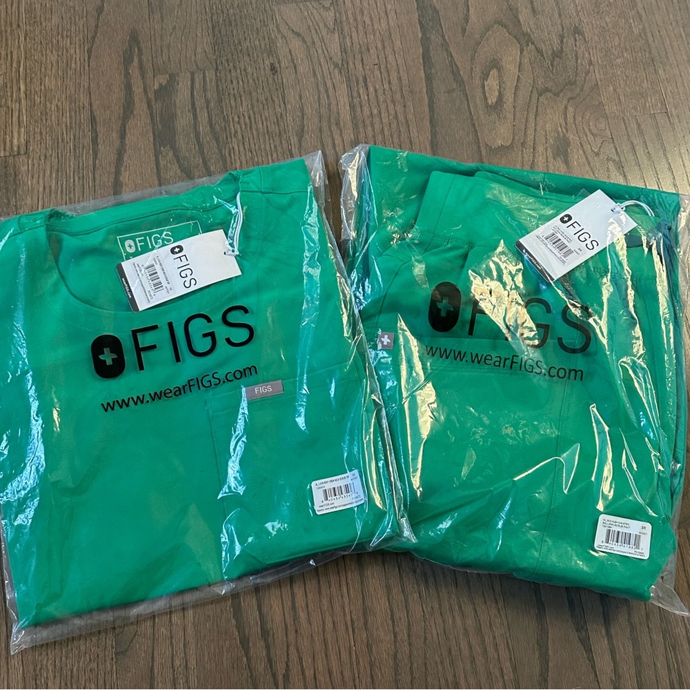 BNWT SOLD OUT LIMITED EDITION 2024 HOLIDAY FIGS SCRUB SET IN EVERGREEN!